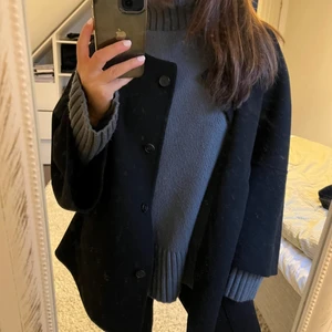 Grå polotröja, HM - Säljer denna stickade polotröjan från HM, likadan som den beiga i min profil. Säljer pga att jag har så många andra stickade tröjor💜