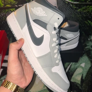 Air Jordan 1 Mid ”Light Smoke Grey” - Air Jordan 1 Mid ”Light Smoke Grey Anthracite” 👟  Storlek:  -45.5  Pris:2499kr