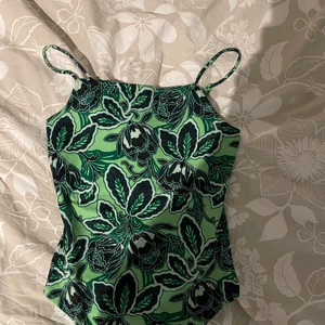 Topp - Så så så fin grön body, köpt på bikbok men används tyvärr inte. 100 ink frakt✨