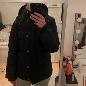 Boomerang jacka - Säljer denna super fina och sköna boomerang jacka i storlek xxs men passar xxs-S. Säljer då den tyvärr inte kommer till användning längre. I mycket bra skick. Skriv vid frågor och fler bilder💗 nypris är 6000kr men säljer för 1000kr kan tänka mig att diskutera priset vid snabb affär❤️