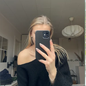 One shoulder stickad tröja - En svart stickad one shoulder tröja ifrån Gina tricot. En aning nopprig men annars är den i bra skick💕