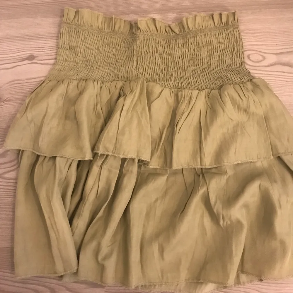 Säljer denna trendiga volang kjolen då den tyvärr inte används 😩💞 strl S/M!! Passar mig perfekt som är 1.62 lång! Jättefin grön kjol! Kan användas som tröja också!! (Kolla andra bilden). Kjolar.