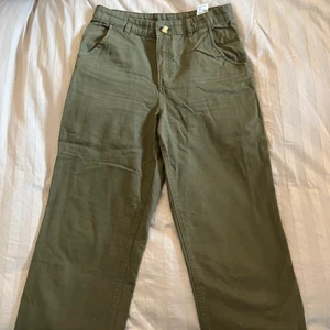 Khakifärgade byxor - Croppade byxor från Monki. Köparen står för frakten 