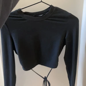 Kort topp - En kort svart topp med öppen rygg! Den är i storlek XS, men passar även mig som är en storlek M vanligtvis! Köpt från shein 