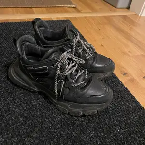 Chunky sneakers, ser ut som Balenciaga dupes. Riktigt bra kvalite, innersula i läder. Högre platå och tuffare sko. 