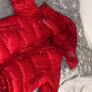 Bik bok jacka - Den eftertraktade bik bok jackan, slutsåld överallt. Nyskick. Säljer min då den inte kommer till användning längre, inga skador finns, köparen står för frakt, kontakta mig om ni har några frågor eller vill se fler bilder 😊