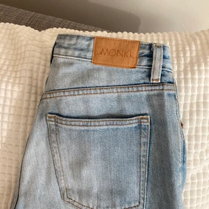 Monki jeans, str 28 - Säljer mina monki jeans i model Taiki straight leg och färg light blue. Dem är dessvärre för små och därav har jag knappt använt dem. 
