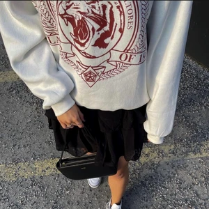 sweatshirt - Säljer denna superfina sweatshirten från chiquelle, supersnygg oversized passform😍😍