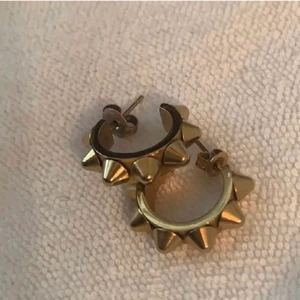 Nitörhänge edblad - Säljer ett av dessa super fina örhängen då jag tappat de andra.❌ (Säljer endast ETT då jag har tappat de andra).❌ Frakten blir 14kr