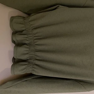 En fin volang tröja - En snygg festtröja i en fin grön färg från Gina tricot💞 säljer för 70kr