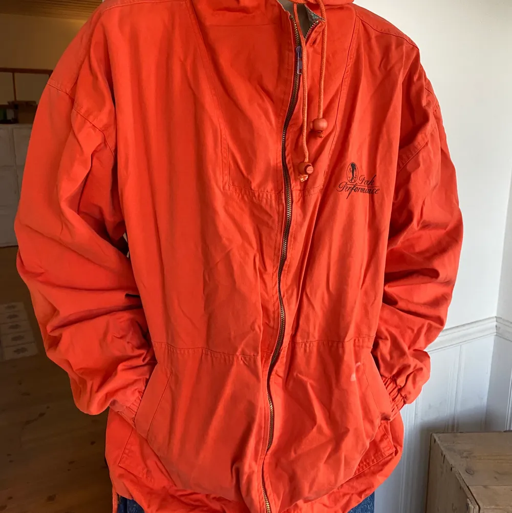 Orange Peak Performance jacka, perfekt vårjacka ändå lite skater vibes sådära, fraktas elr möts :) 🌹💯🍀❤️ strl XXL, jättenajs låånga armar! Skriv prisförslag 😇🙏🏽. Jackor.