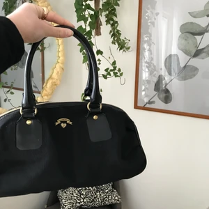 Victoria’s secret handväska - Hanväska från vicoria’s secret som inte längre finns i sortimentet. Köpare står för frakt.