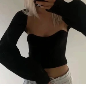 Två delad set från Zara - LÅNAD BILD. Två delad set från Zara i färgen svart. Har använt en del. Nypris 399 kr men säljer för 150 kr. Frakt 66. 