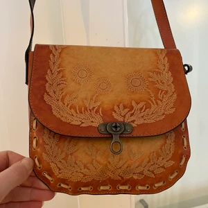 Väska  - Gullig väska som är köpt på second hand affär. Har inget stängspänne.