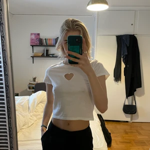White top - Vit top från Monki med hjärta i mitten💖 frakten är 27kr