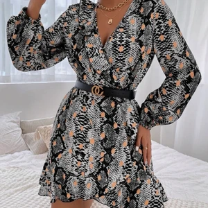 Helt ny klänning! - Helt ny, oanvänd klänning. Riktigt snygg, stilig, sexig och neutral på alla vis, funkar till fest, möte, mingel, kalas, middag, utekväll, vad du vill! Riktigt snyggt mönster. 