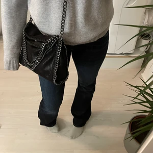 Stella Mc’Cartney liknande väska - Lägger upp igen pga oseriös köpare! En såsåså fin Stella liknande väska som är sparsamt använd därav i gott skick💞Kommer ej till användning längre pga köp vid annan väska. ‼️Lagt bud är lagt och man kan ej dra sig ur‼️