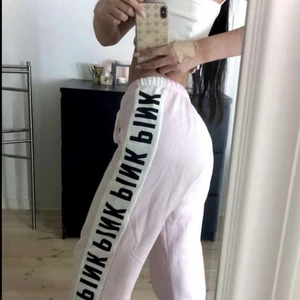 vs PINK sweatpants - Rosa mjukisbyxor från victoria’s secret pink, storlek xs, knappt använda så i fint skick