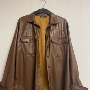 Skinnjacka  - Jätte fin skinnjacka, köpt för 220kr från bershka och säljer för 120kr, jätte skön och den värmer bra