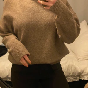 Stickad tröja - Superfin stickad tröja från H&M i strl L. Jättemysig nu när det fortfarande är kallt ute och går att stylea till mycket!! 