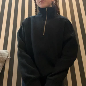 Polo tröja med dragkedja  - Polo tröja med dragkedja/svart. Har aldrig använts prislappen sitter kvar 