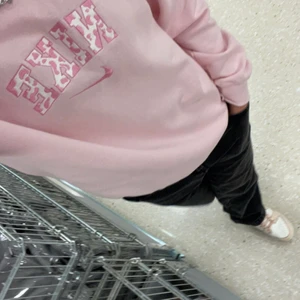 Nike  - Säljer rosa Nike tröja strl M buda på har även fler liknande Nike tröjor 