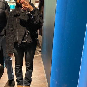 Svart jacka - Säljer denna snygga Teddy jackan från Nakd, först till kvarn då jag vill bli av med den för rensar garderoben. Köpare står för frakt!