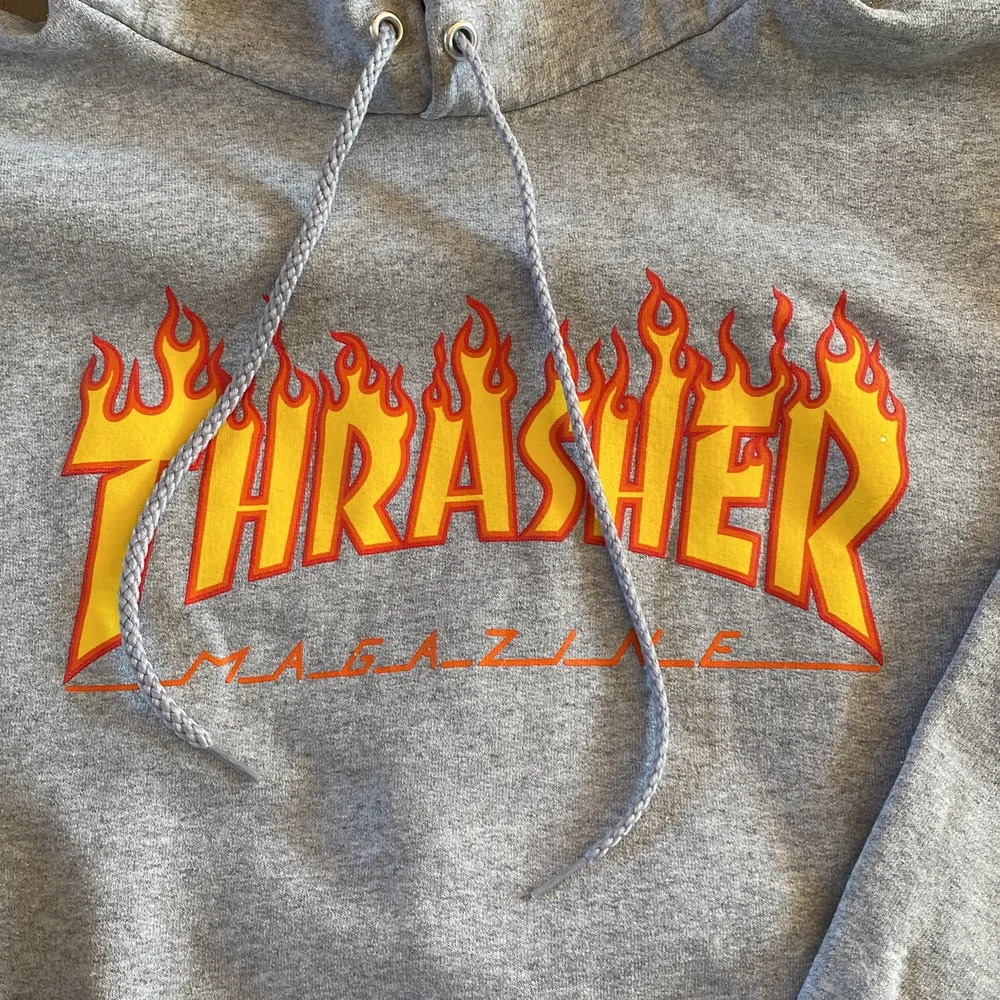 Grå Thrasher hoodie. Använd ett par gånger, inga sprickor i printet eller fläckar. Storlek L. . Hoodies.