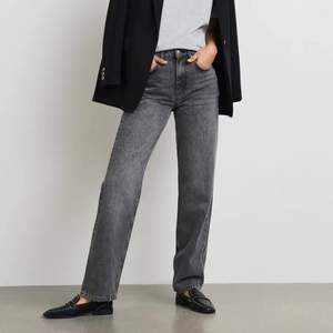 Grå 90s high waist jeans från Gina tricot i strl 40, uppsydda till petite längden. Använda några gånger så i bra skick. Sälja pågrund av att de blivit förstora. Köparen står för eventuell frakt!