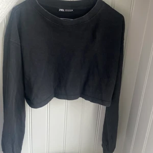 Zara tröja - Croppad långärmad i storlek S. Bra skick! Köparen står för frakten🚚📦