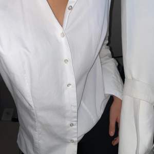 En oversized vit skjorta, passar mig som har storlek M. Skitsnygg att ha till sommaren över en bikini eller bara med en kjol.✨Köparen står för frakt✨
