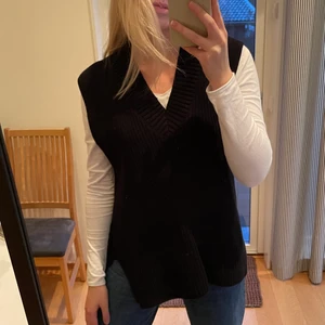 Väst - Svart stickad väst från h&m. Mycket bra skick, använd två gånger!💓