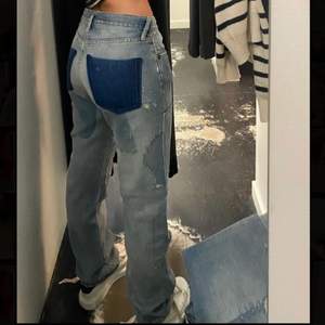 Säljer nu dessa asballa acne jeans i storlek 29/34 OBS små i storlek!!!❤️‍🩹 nypris 2600kr (inte mina bilder)