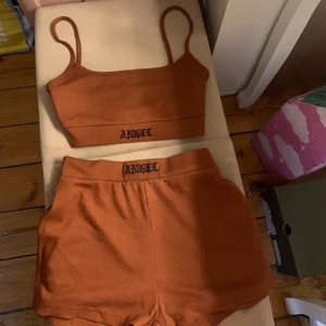 Set - Jätte fint brunt set i strl M😍❤️oanvänt då det var lite för stort för mig☺️texten angel❤️