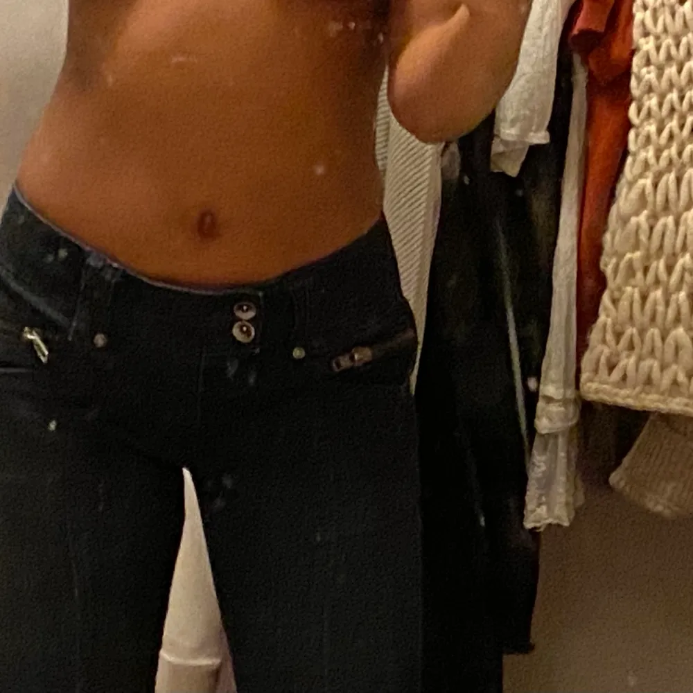 Mörkblå lågmidjade jeans med ascoola fickor fem Vero Moda. Jeans & Byxor.