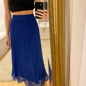 Blå plisserad midi maxi kjol - En plisserad midi/maxi kjol från monki i en så fin blå nyans. Kjolen ungefär till mitten av min vad - jag är 170 cm med väldigt långa ben. Storlek XS och passar även S.❤️ PRIS 70kr + frakt