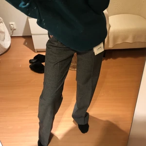Kostymbyxor, mörkgrå  - Mörkgråa kostymbyxor från zaras herravdelning, helt slutsålda och de va limited edition! Nypris 859kr, helt nya med alla etiketter kvar. Herr storlek 38, de är stora men när jag viker ner kanten lite sitter de snyggt! Fint på både tjejer och killar🥰 