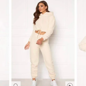 Kinney Fluffy Teddy Set - Färg: Creme, Fick i julklapp men passade inte mig tyvärr.. endast testat. Superfint och mysigt 🤩 nypriset låg på 499:-