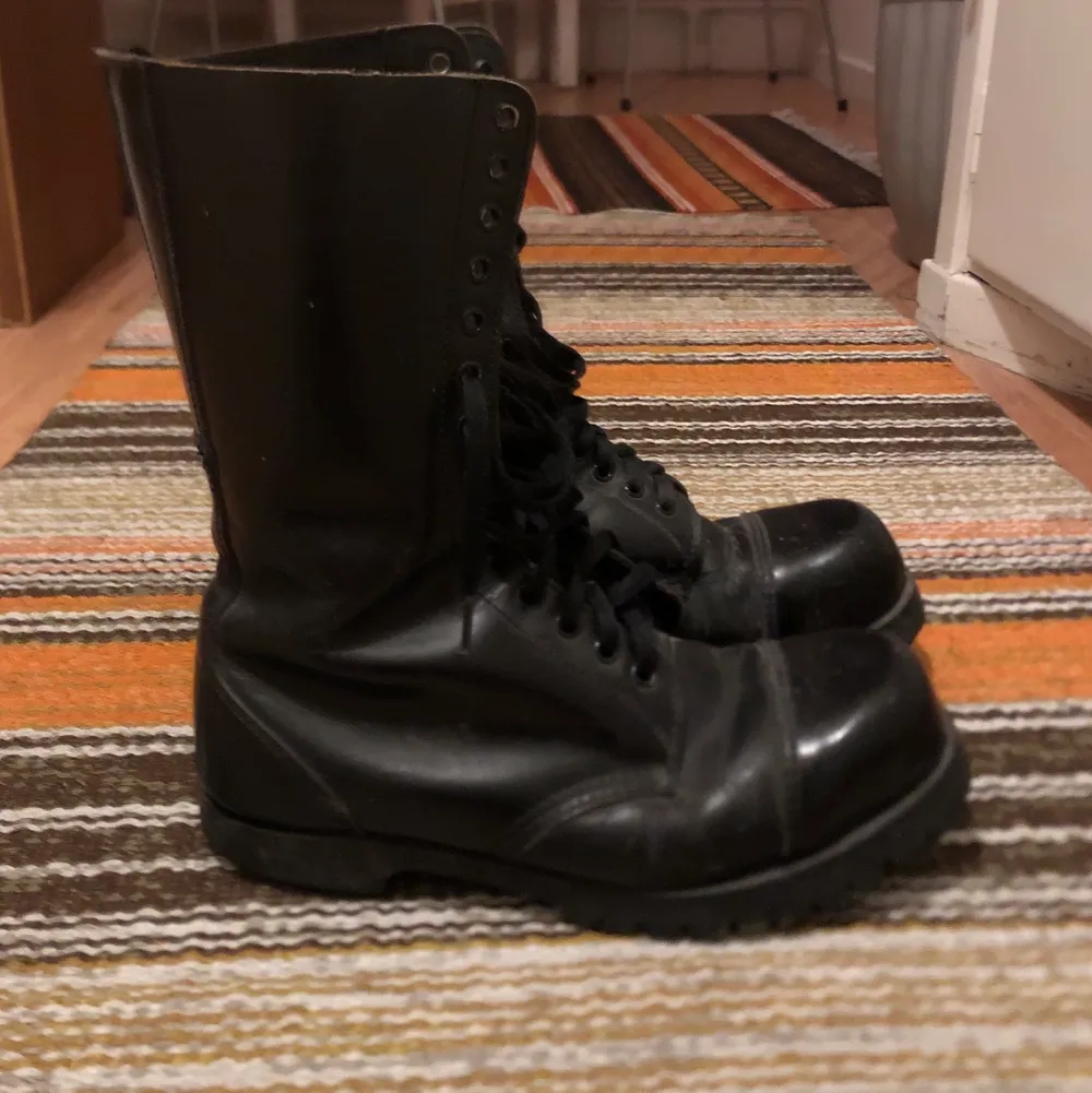 Svarta läder boots med snörning, använt skick. Skor.
