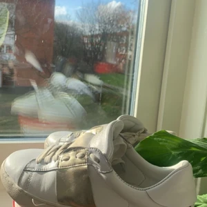 Valentino  - Säljer dessa då dom är för små för mig storlek 39 ❤️tvättas innan skick och dom ser ganska nya ut ändå på utsidan 🙌🏻slängt kartong men de är äkta har inget bevis därav de priset som gäller 🥰säljer för 2000 då de är slitna inuti 