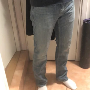 Levi’s 514 w32 l34 - Levis jeans. Modell 514. Mörkblå färg. Lite ljusare över låren. Kan mötas i nacka eller frakta till hela Sverige 