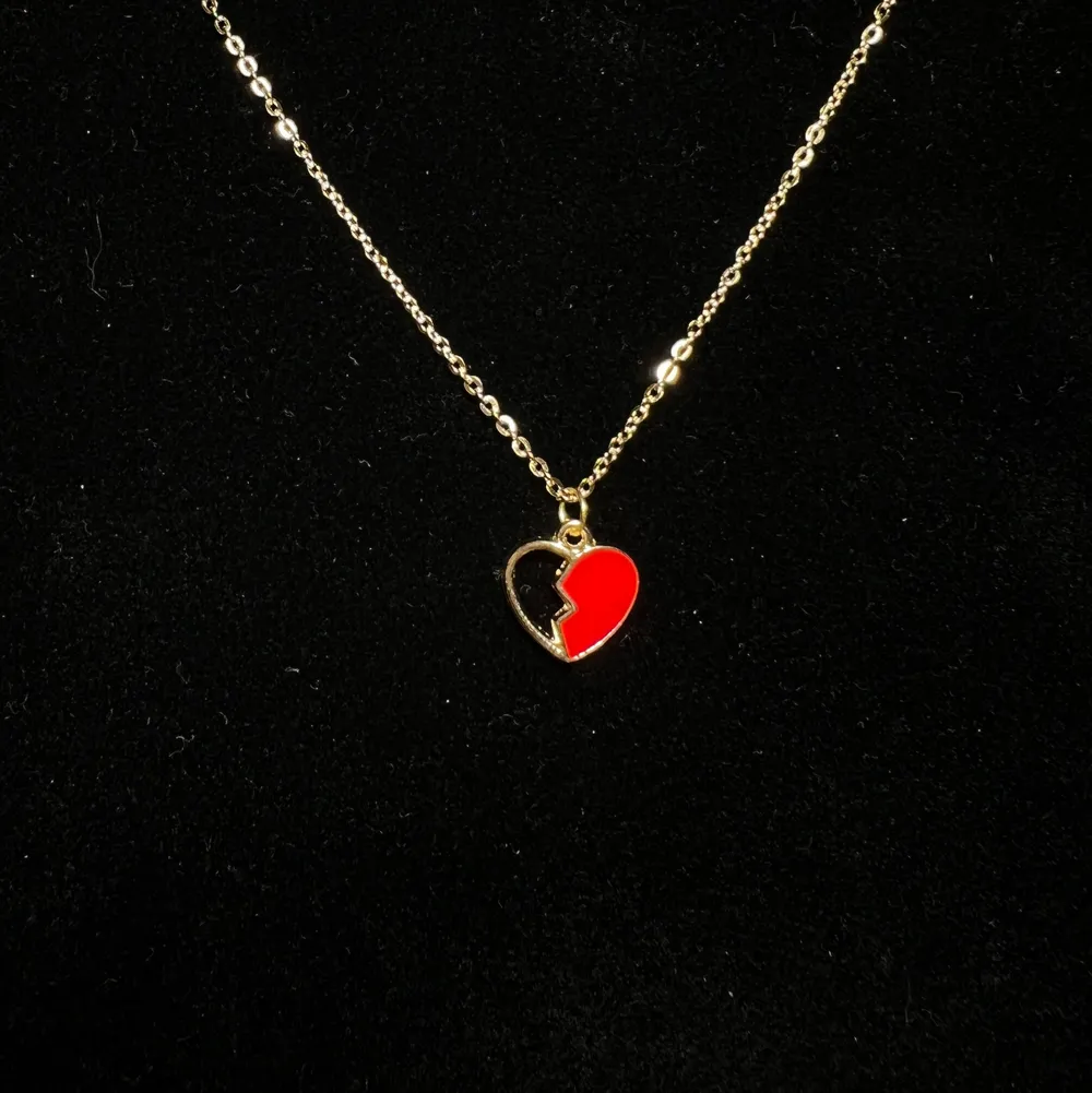 Halsband i rostfritt stål med guldplätterad emaljerad berlock, brustet rött hjärta💔 Fri frakt✨. Accessoarer.