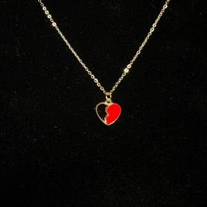 Halsband i rostfritt stål med guldplätterad emaljerad berlock, brustet rött hjärta💔 Fri frakt✨