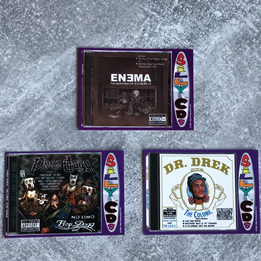 Ovanliga i Sverige. Dessa är köpta från USA. Samlarbilder från 2001. 21 år gamla men korten är i nyskick. Parodier av kända albumomslag på Snoop Dogg, Eminem och Dr Dre. 15kr för alla 3. Frakt tillkommer på 13kr.. Övrigt.