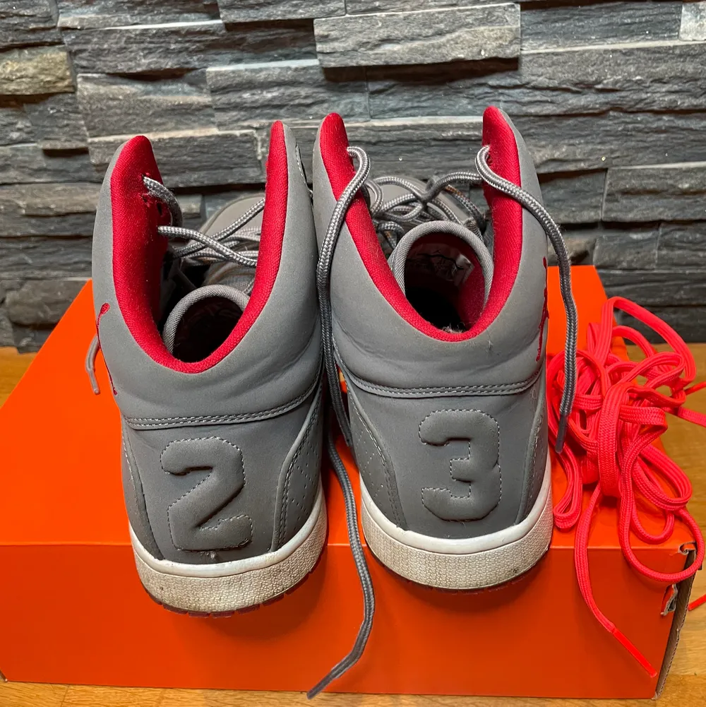 Jordan sneakers, storlek 41 EU. Man får med ett par neon rosa skosnören som ses på bilden. Hör av er om ni är intresserade:) . Skor.