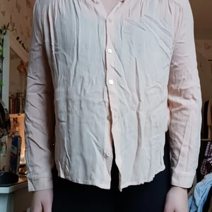 H&M rosa skjorta stl. S - Pris: 30 kr. Stl: S. Passform: Mjuk och bekväm, stramar ej runt överkropp. Säljer p.g.a: Använder aldrig.
