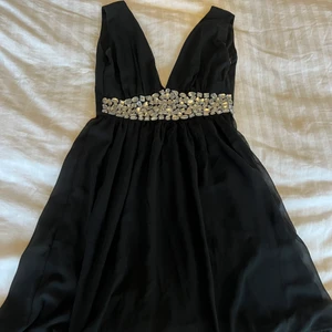 Klänning - Klänning med ”diamanter” på. Djup urringning. Storlek S. 