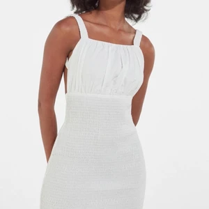 Klänning från bershka, öppen rygg - Hej. Säljer denna klänningen som är helt oanvänd från bershka. Den har prislappen kvar då jag somsagt inte använt den. Den är i storlek M men passar även S💕