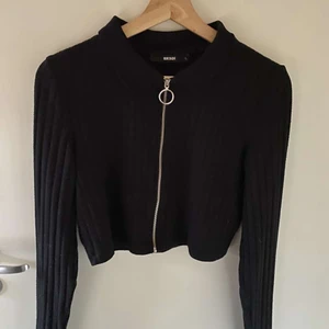 Bibok croppad tröja Storlek L - Kort modell, bra skick storlek L passar M också 