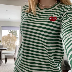 Comme des garcons tröja - Köptes här på Plick för ett tag sen men inte kommit till användning, Storlek M 200kr+frakt, har ett litet hål (se sista bild) och några små fläckar jag inte försökt få bort därav priset💕